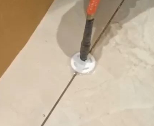 曹县瓷砖空鼓维修公司专业解答瓷砖在铺贴过程中，如果没有涂抹均匀到位的粘结材料（如水泥砂浆或瓷砖胶），可能会导致以下问题