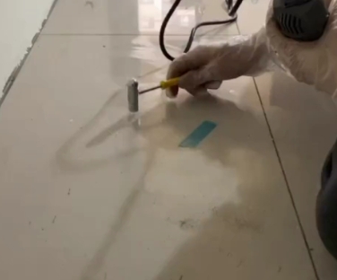 曹县瓷砖开裂维修公司专业分享瓷砖在铺贴前如果没有沥干水分，将会导致以下问题